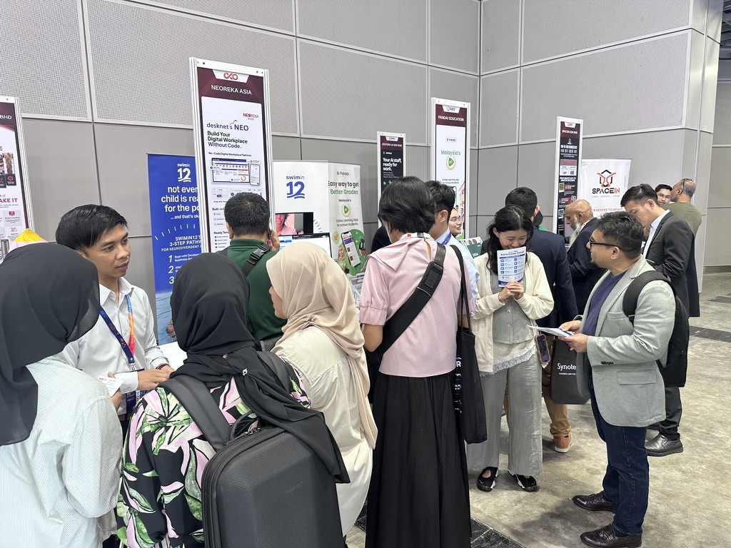 NEOREKA ASIA team member explaining desknet's NEO to visitors at the booth during AiSEM@Selangor 2026