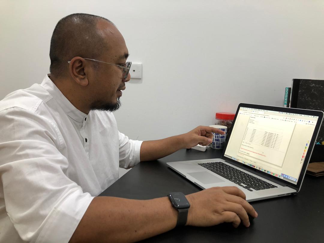 Jana DCS IT Officer reviewing workflow data across integrated desknet's NEO applications