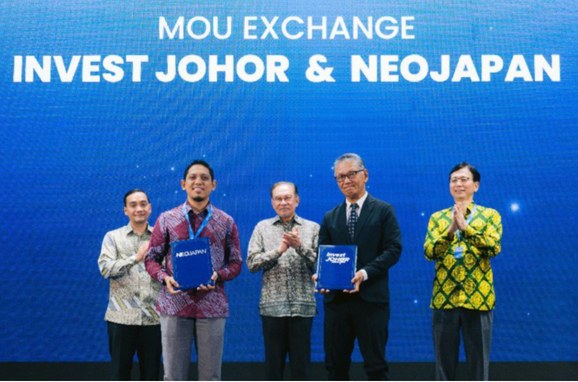 MoU exchange between Invest Johor and NEOJAPAN Inc. at Nikkei Forum Medini, 2025